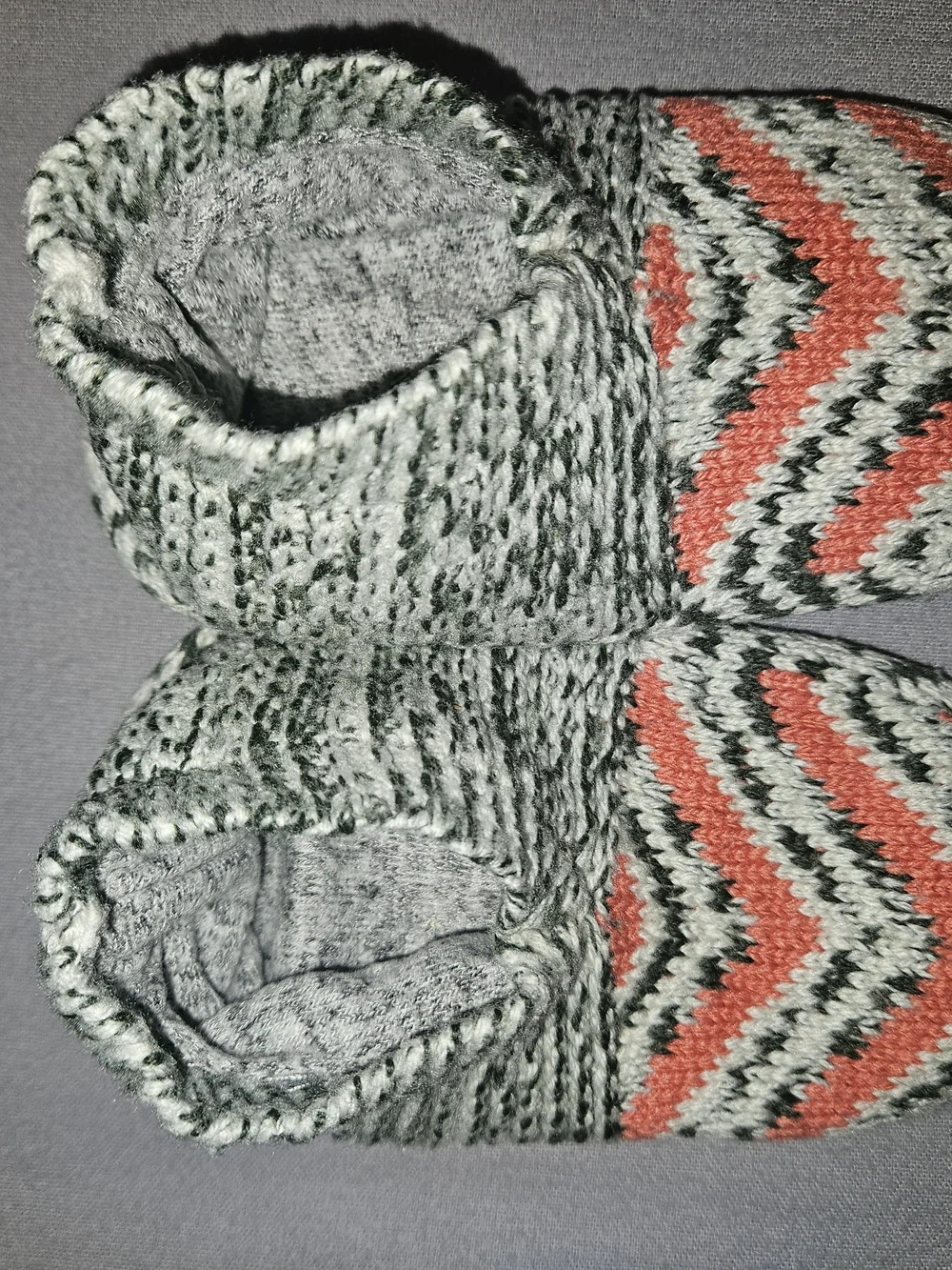 Bombas Kids (Size Youth) Knit Slipper Socks in Gray and Coral Chevron